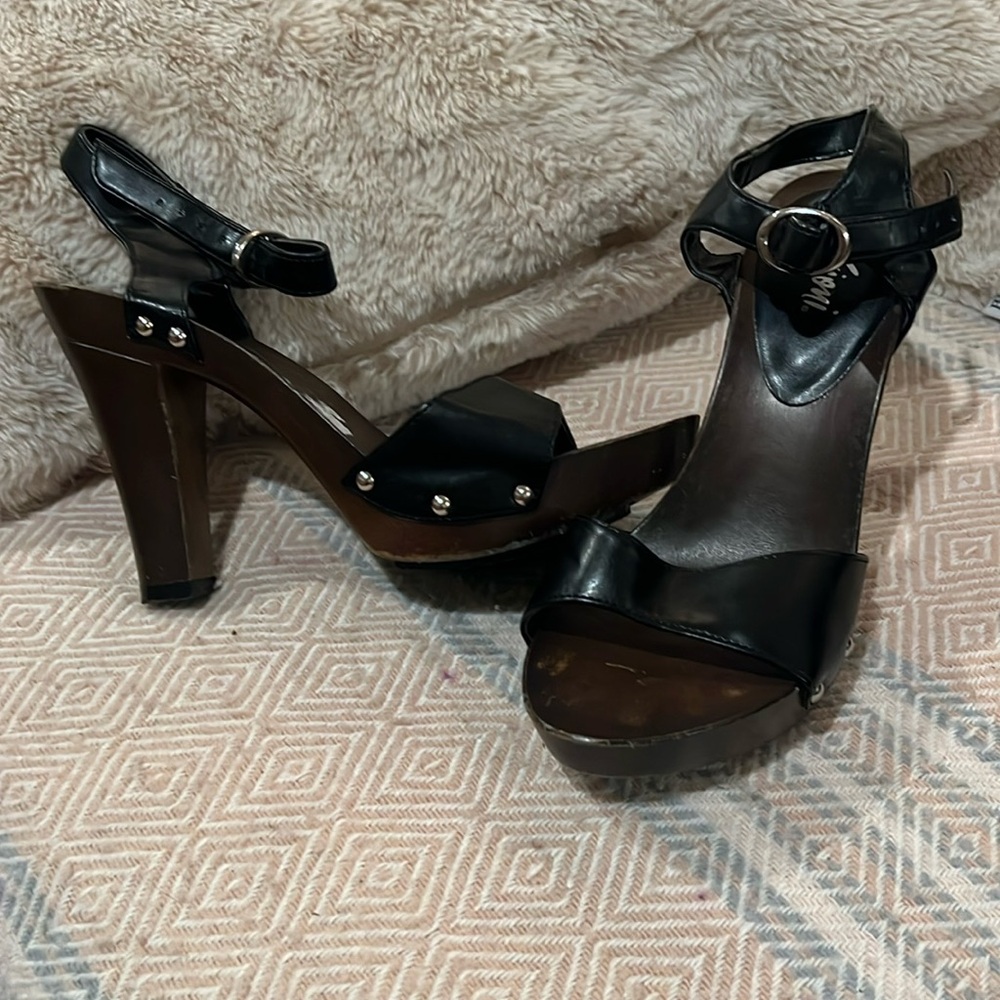 Fioni platform heeled sandals
